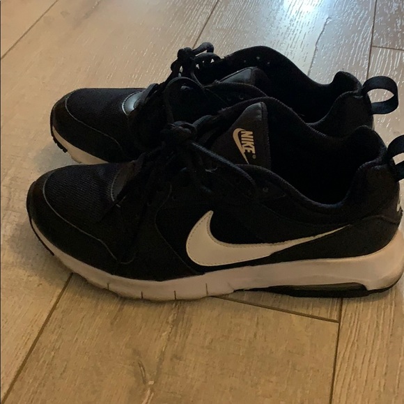 Woman’s black Nike sneakers - Picture 5 of 6